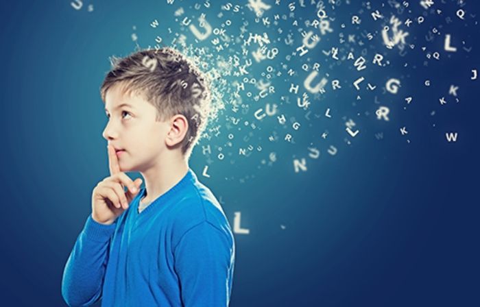 Kind denkt nach mit Finger an den Mund gelegt, Buchstaben fliegen aus seinem Hinterkopf.